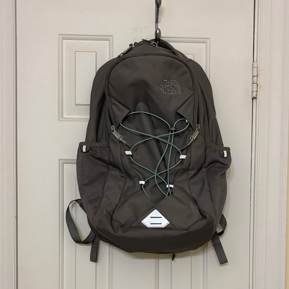 light grey north face backpack The Women's Recon in Vaporous Heather – Country Club Prep a rounded back panel New THE NORTH FACE BOREALIS